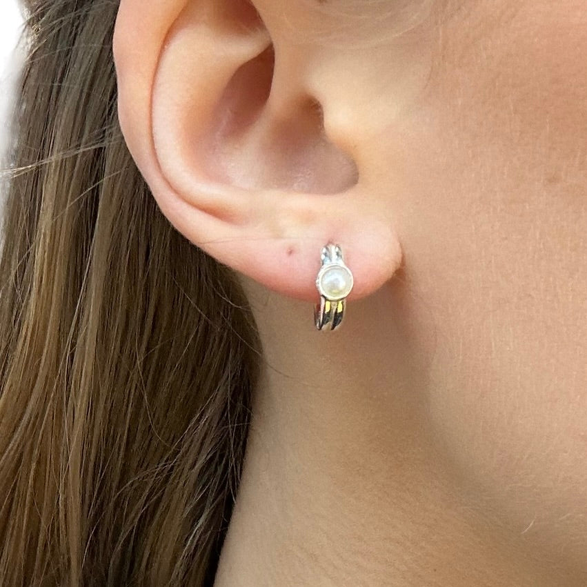 Stud earring with pearl