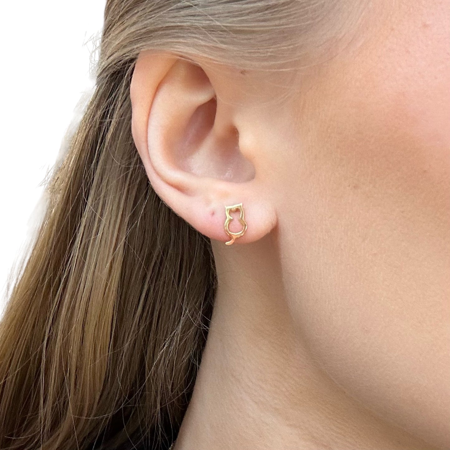 Stud earring with hollow cat