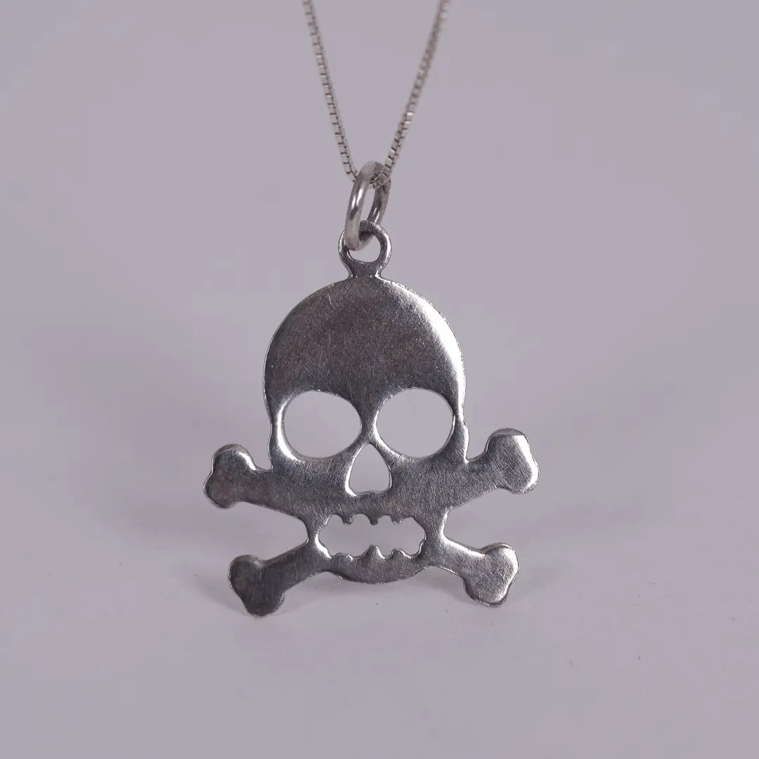 Platt dödskalle - silverhalsband - L8Hasselblad