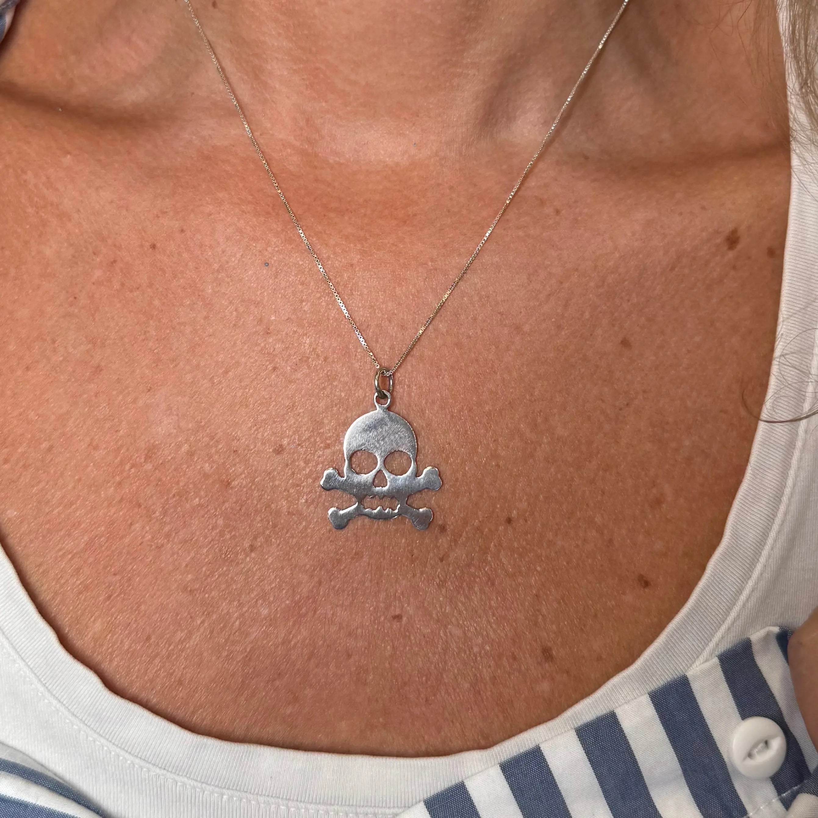 Platt dödskalle - silverhalsband - L8Hasselblad