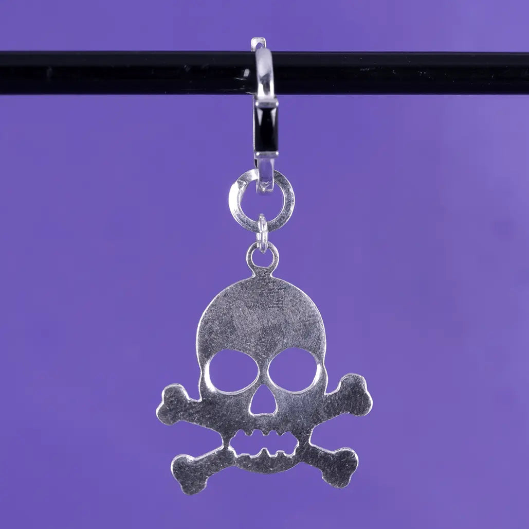 Platt dödskalle - silverörhänge - L8Hasselblad