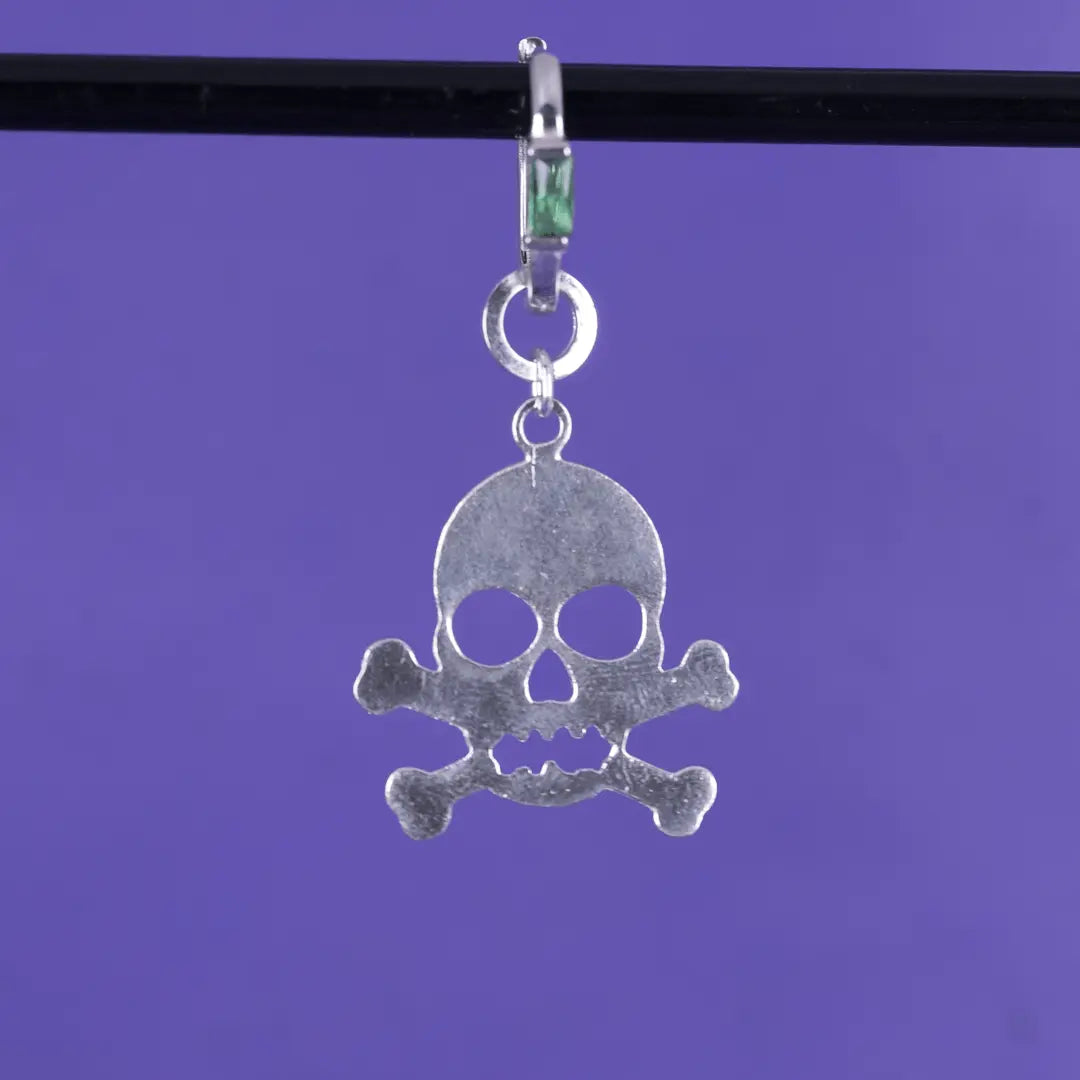 Platt dödskalle - silverörhänge - L8Hasselblad