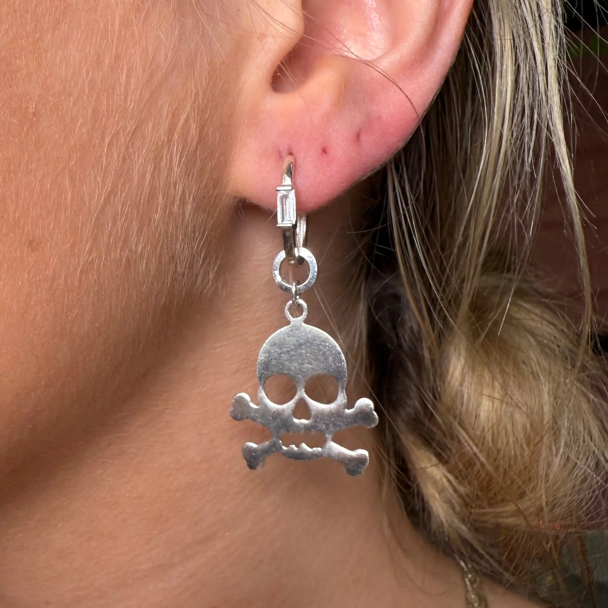 Platt dödskalle - silverörhänge - L8Hasselblad