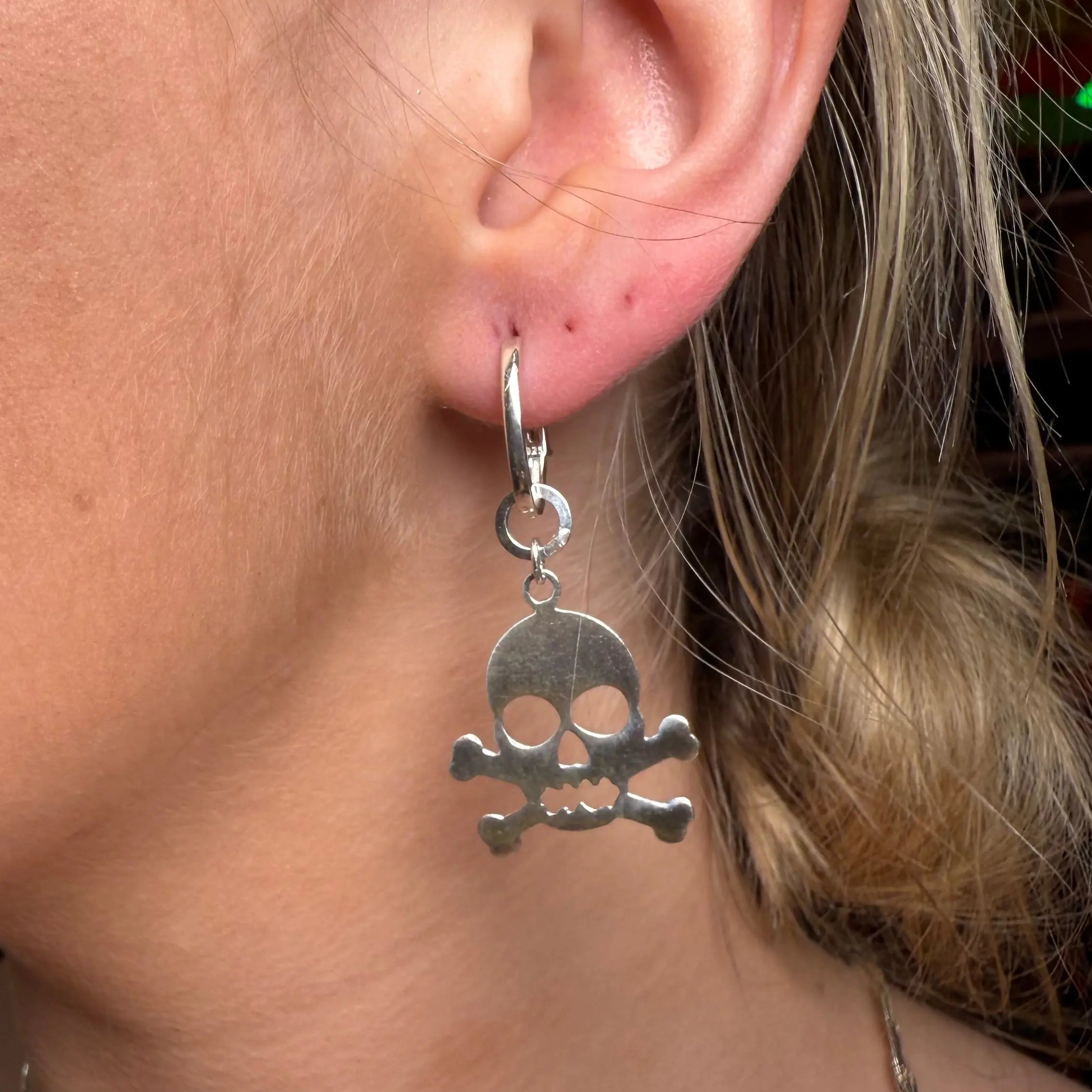 Platt dödskalle - silverörhänge - L8Hasselblad