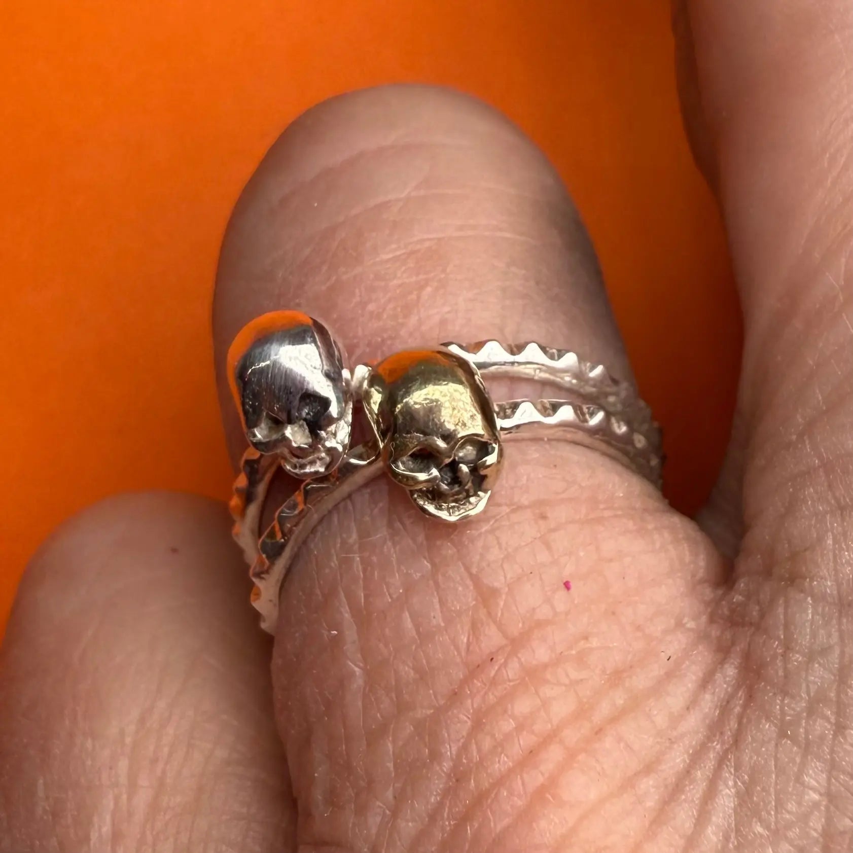 Ring - tunn nitring med dödskalle - L8Hasselblad