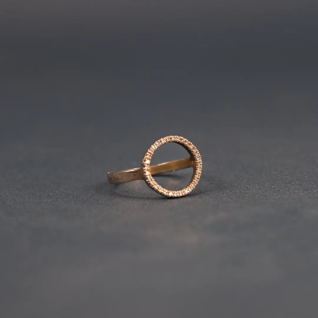 Rund ring med äkta diamanter 18k guld L8Hasselblad