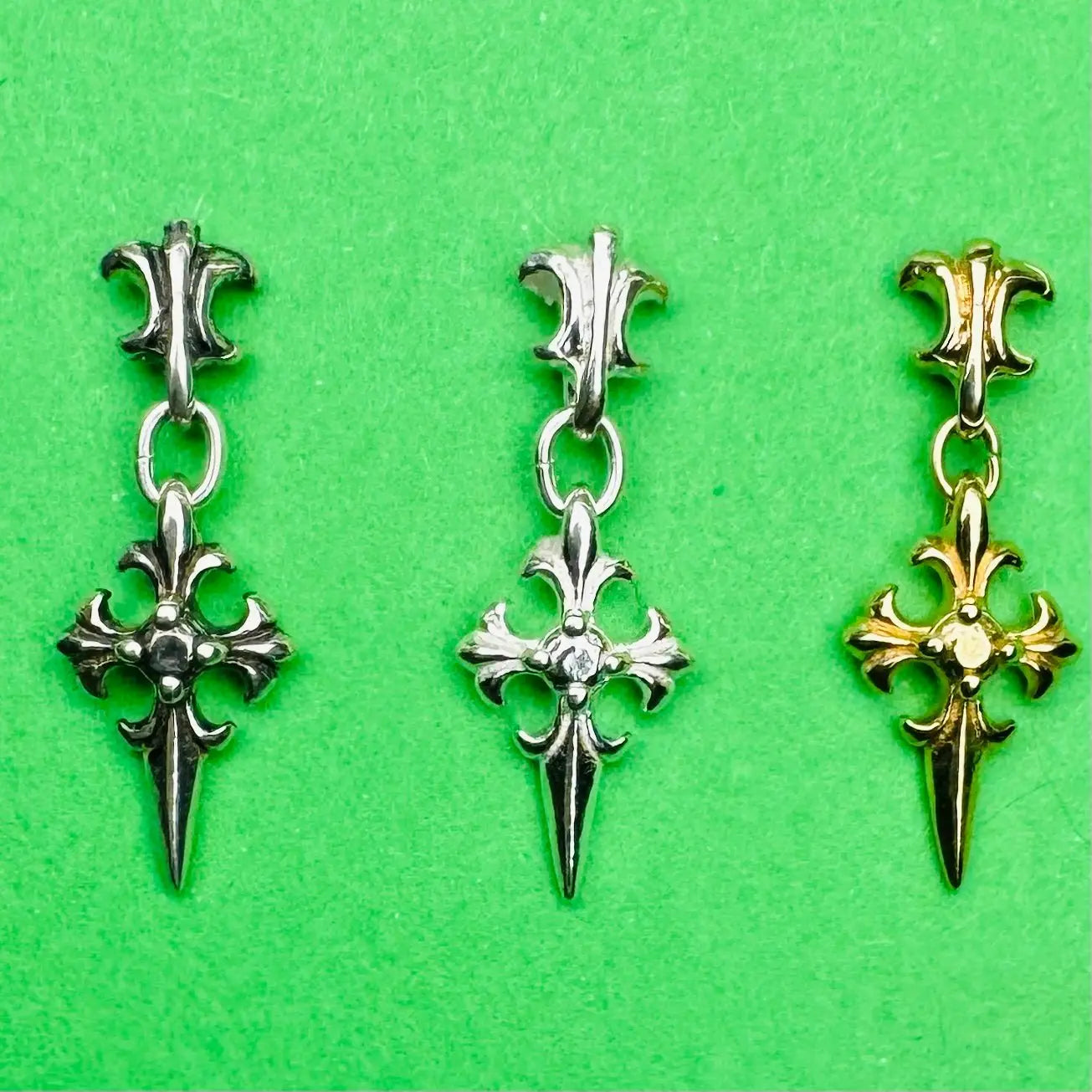 Stiftörhänge - Detaljerat kors - L8Hasselblad