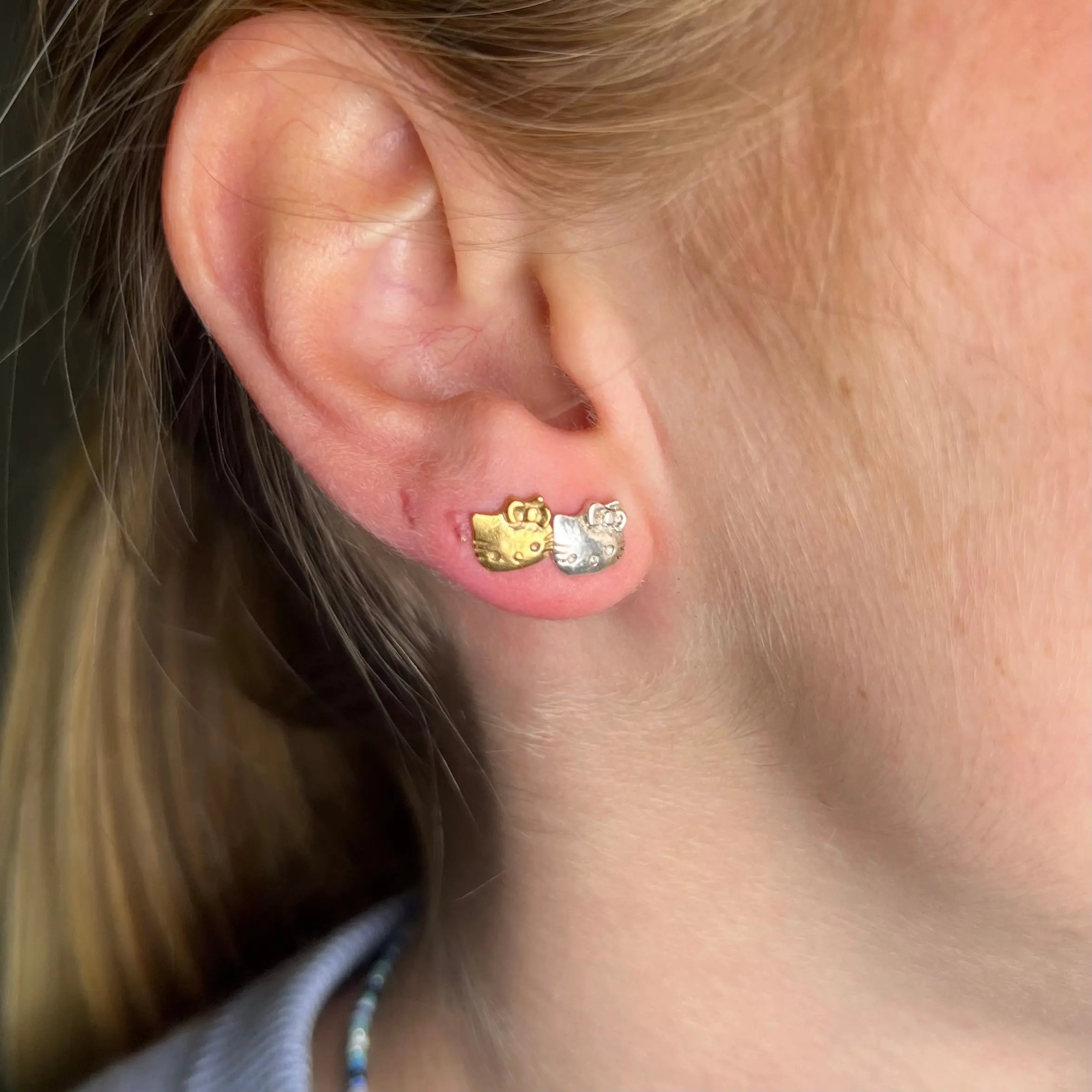 Stiftörhänge - Hej Kitty - L8Hasselblad