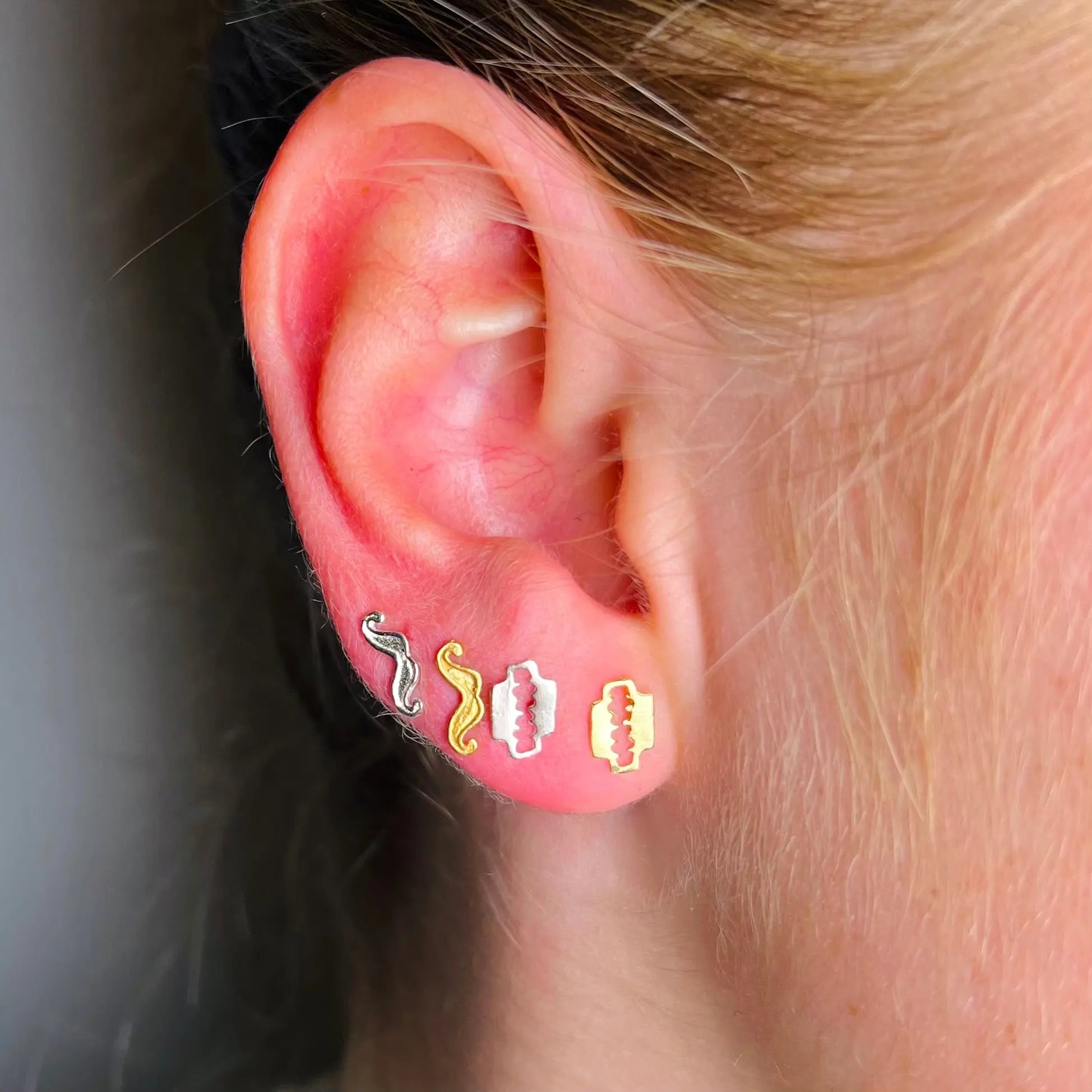 Stiftörhänge - Mustasch & Rakblad - L8Hasselblad