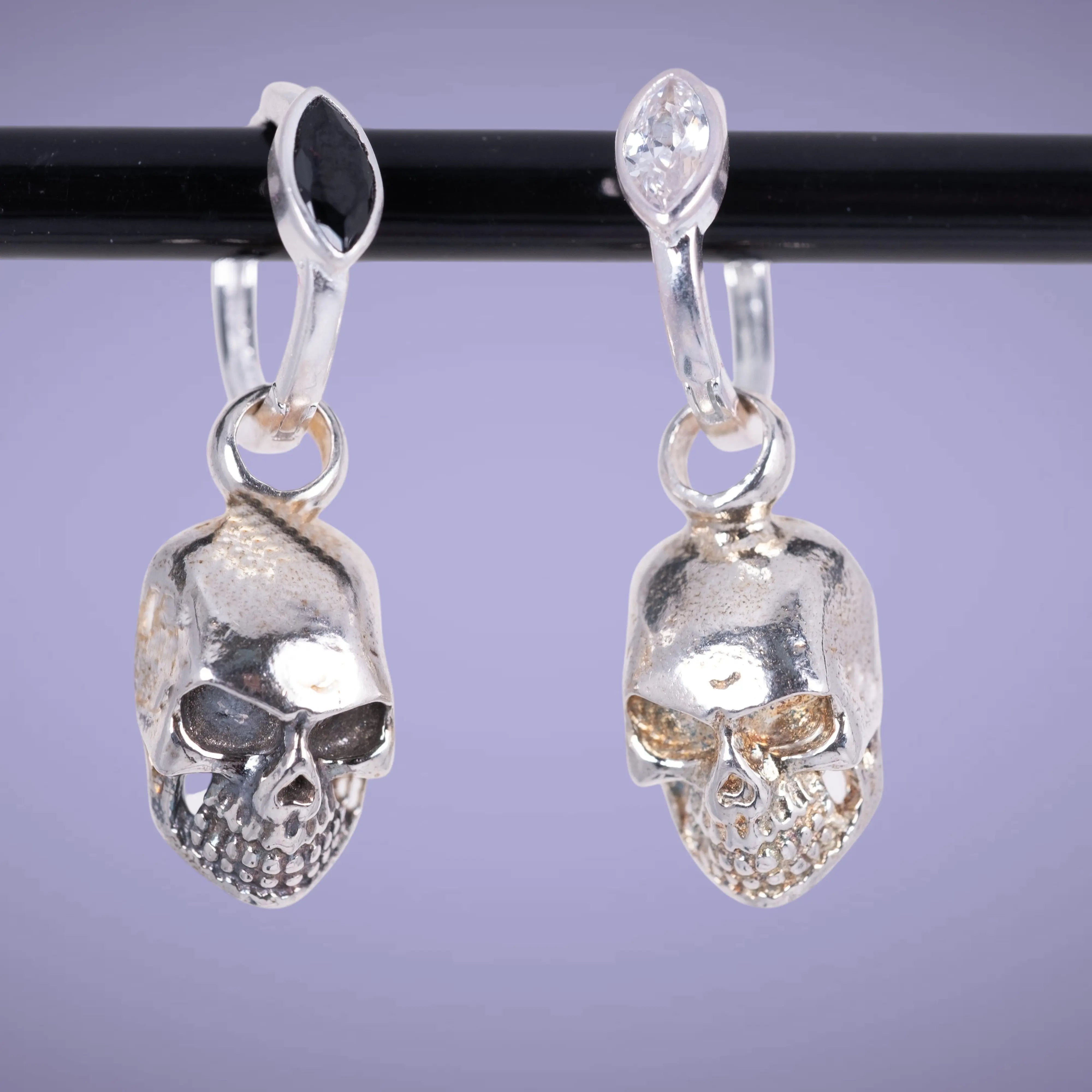 Stora Dödskallen - silverörhängen - L8Hasselblad