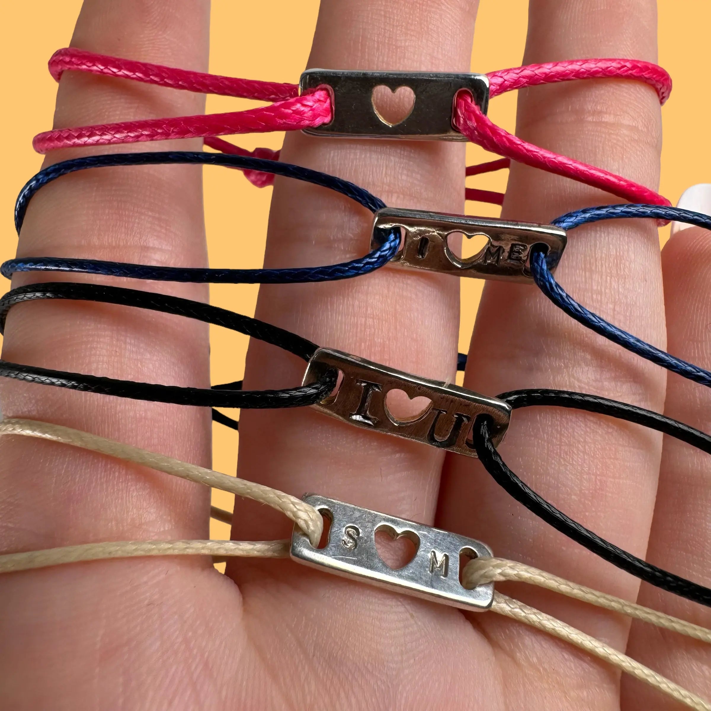 Trådarmband med kärleksplatta - L8Hasselblad