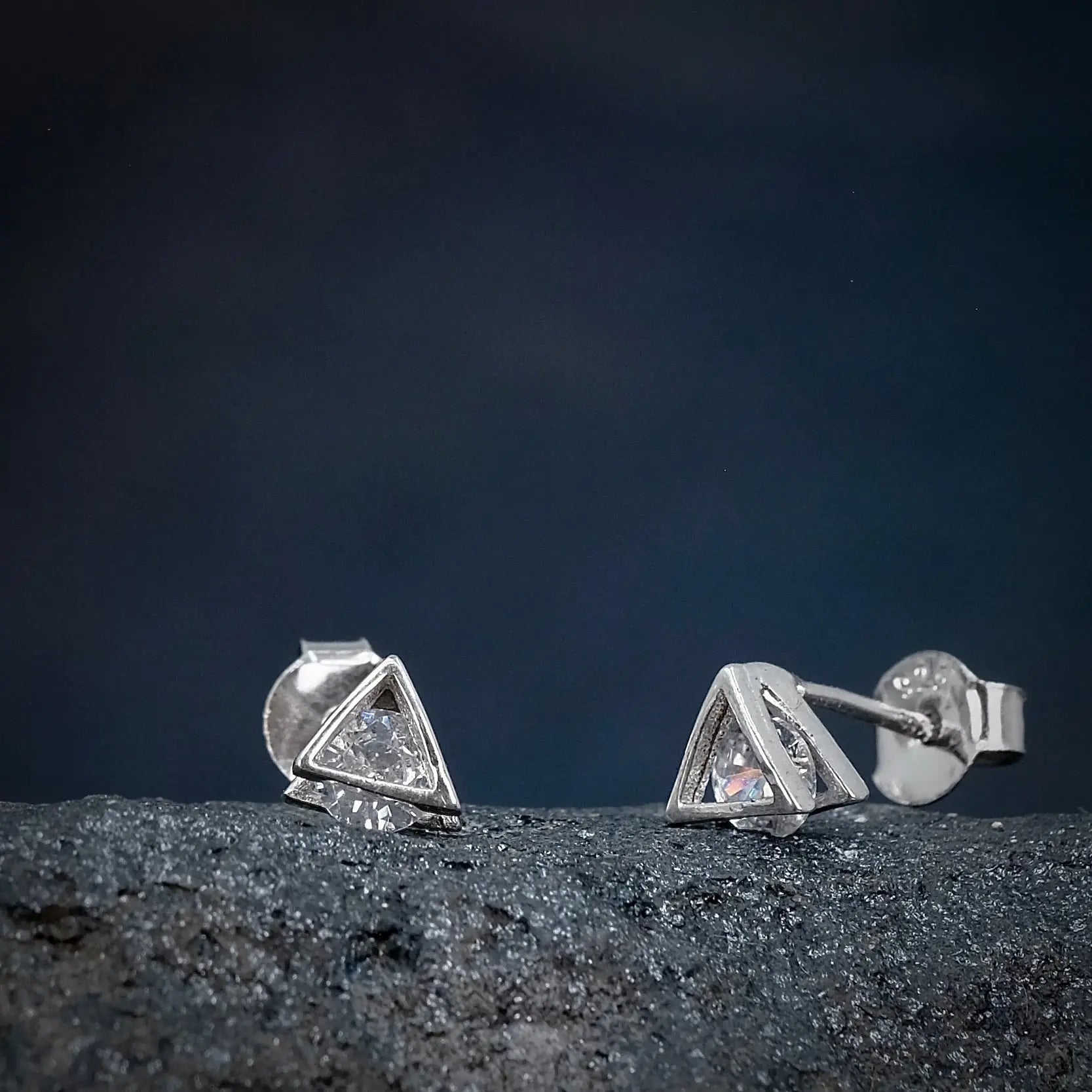 Triangle Zirkon - Stiftörhänge L8Hasselblad