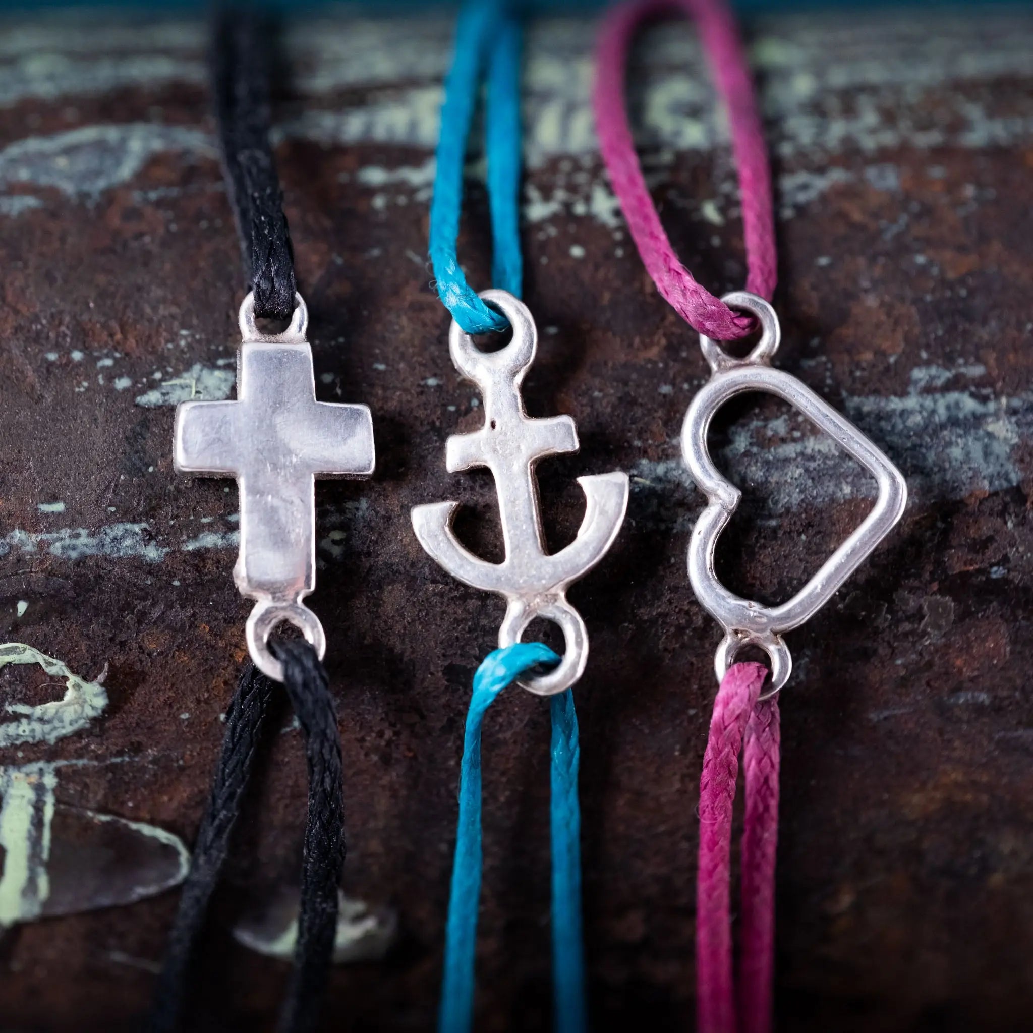 Tro, hopp och kärlek trådarmband L8Hasselblad