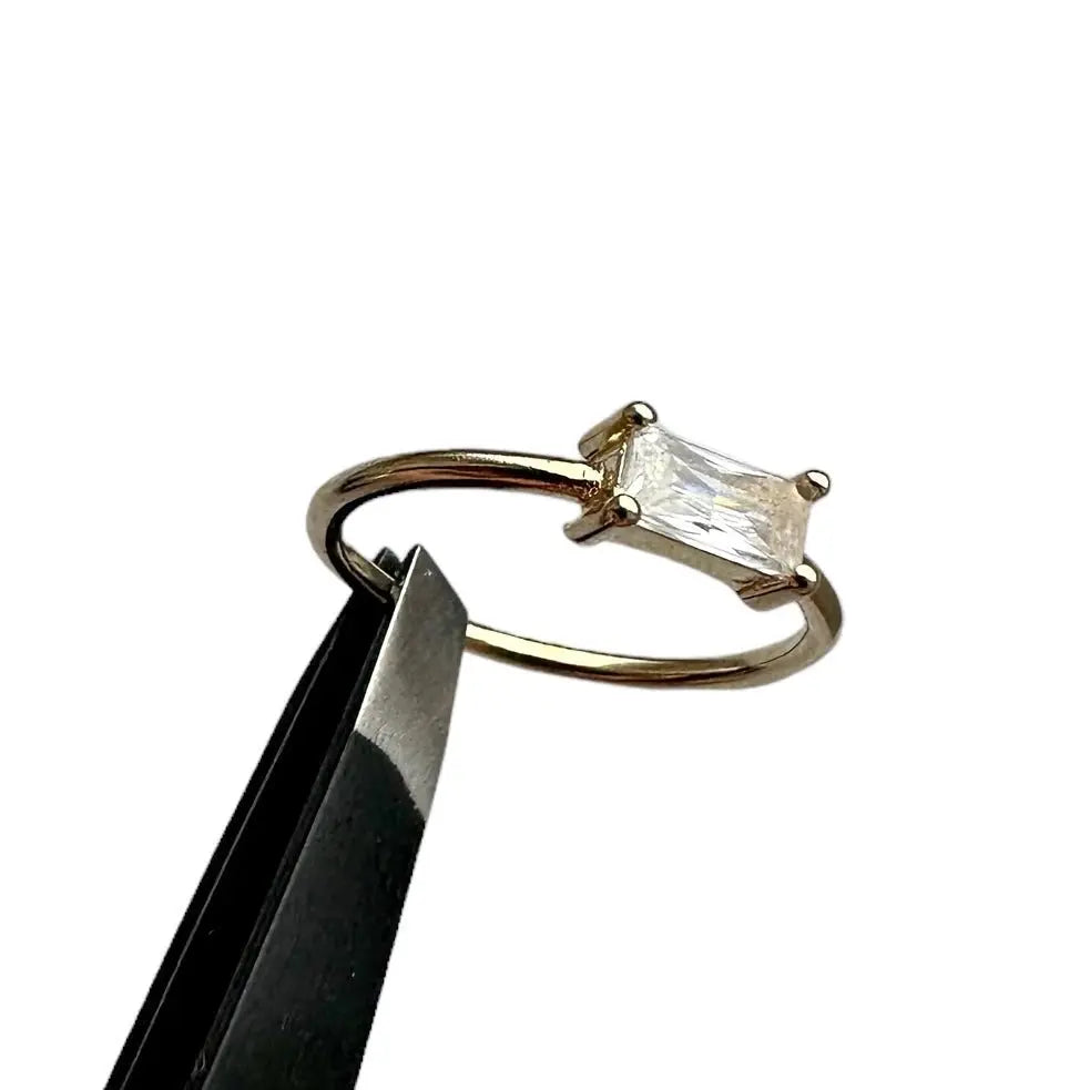 Tunn ring med baguettslipad zirkon - L8Hasselblad