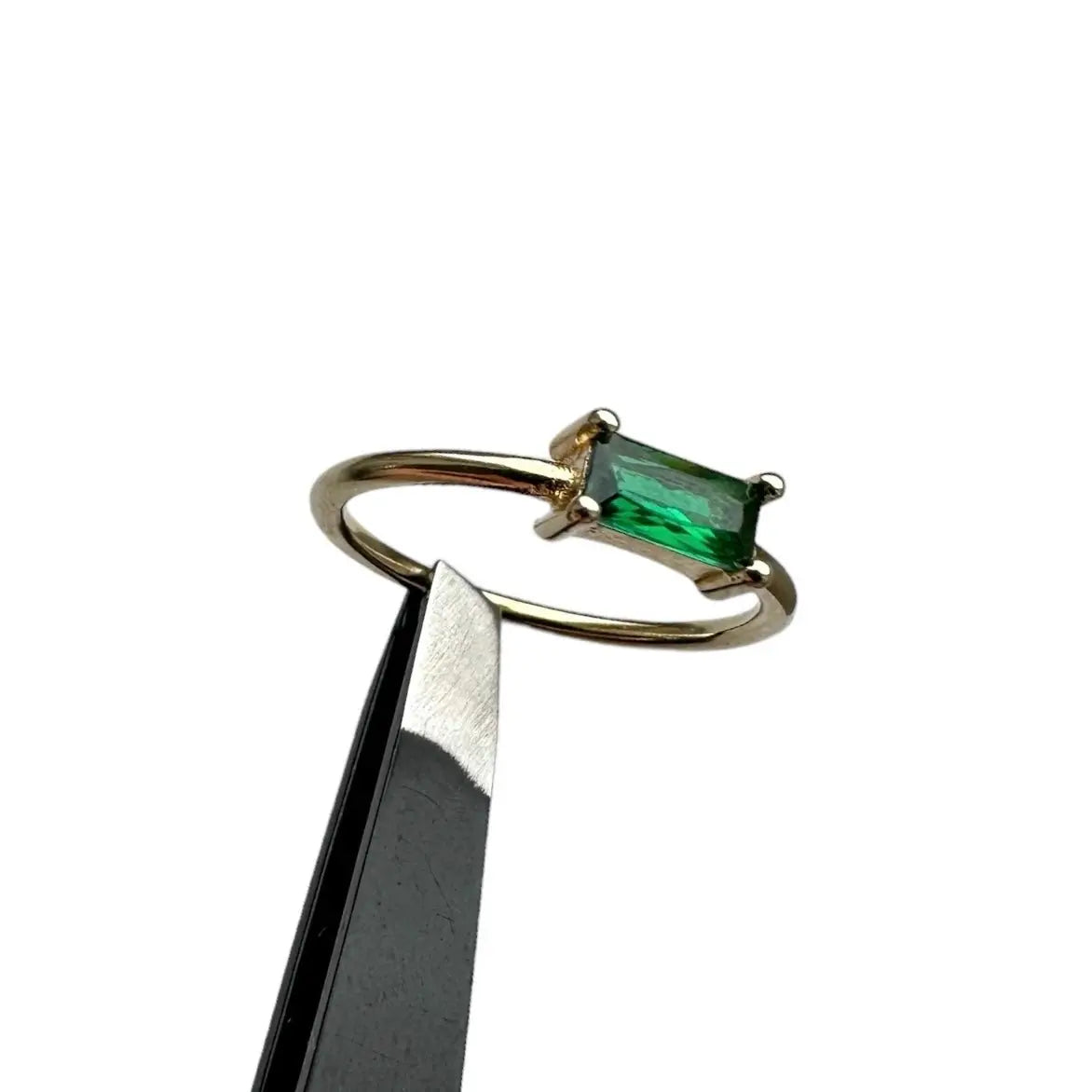 Tunn ring med baguettslipad zirkon - L8Hasselblad