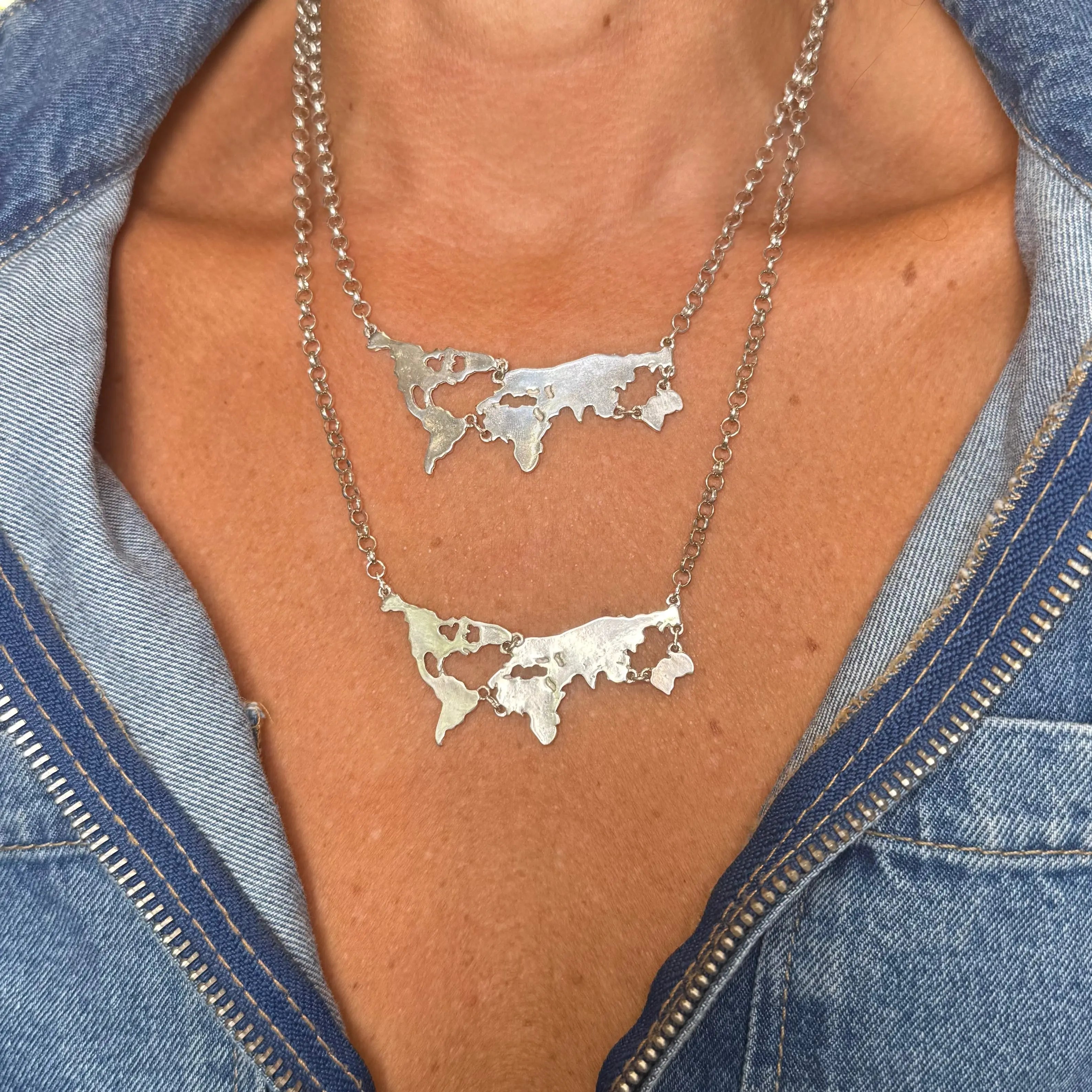 Världskartan - monterat silverhalsband - L8Hasselblad